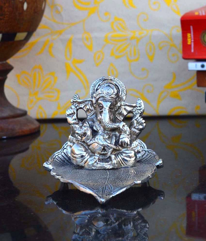     			eCraftIndia Silver Lord Ganesha Statue on Leaf