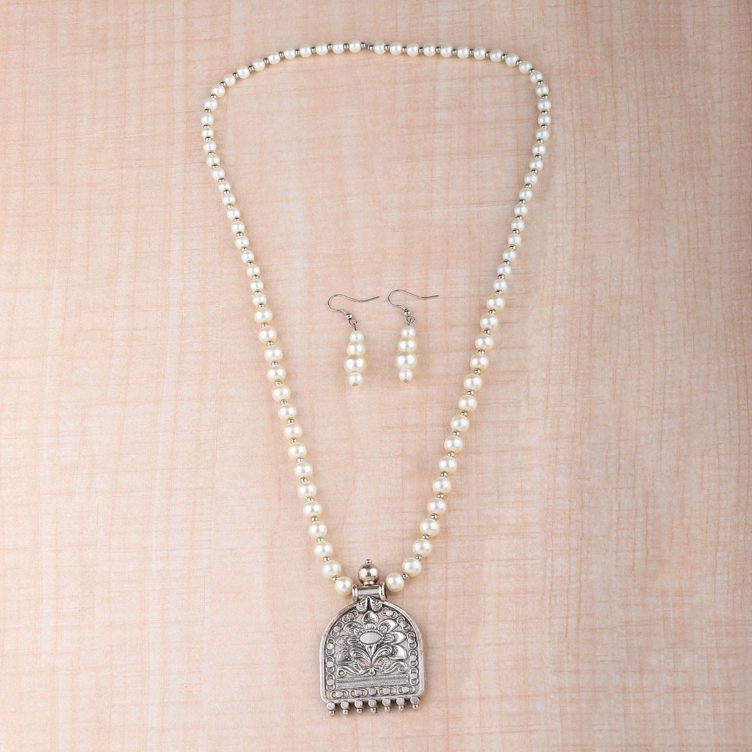     			Silver Shine Pearls Silver Contemporary/Fashion Necklaces Set Contemporary