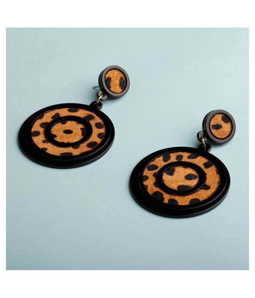 Silver Shine Eye-Catching Black Leaopard Design Attractive Party Wear Earring For Women Silver Shine Eye-Catching Black Leaopard Design Attractive Party Wear Earring For Women