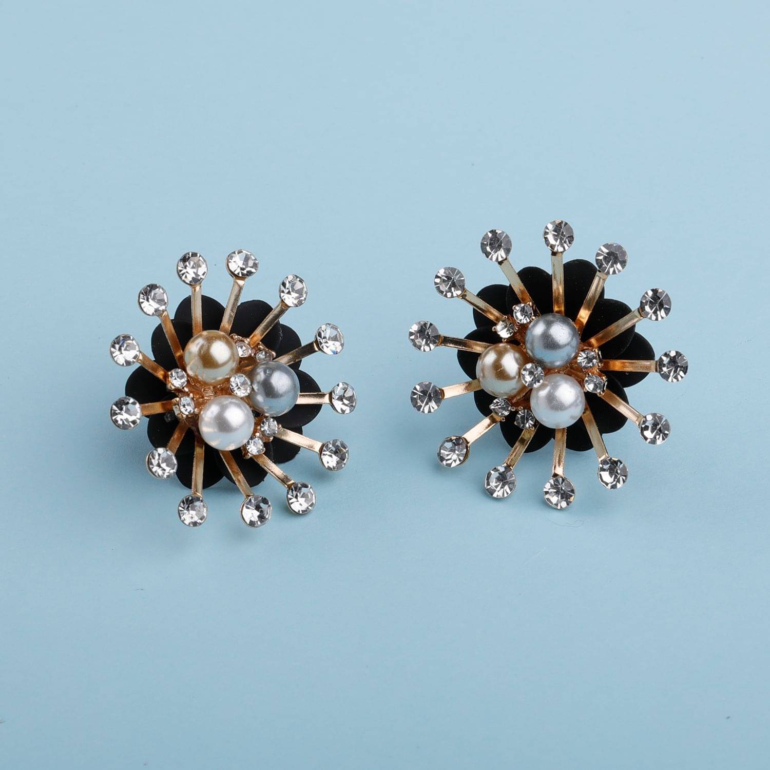     			Silver Shine Ravishing Gold Diamond And Pearl Designn Stud Earring