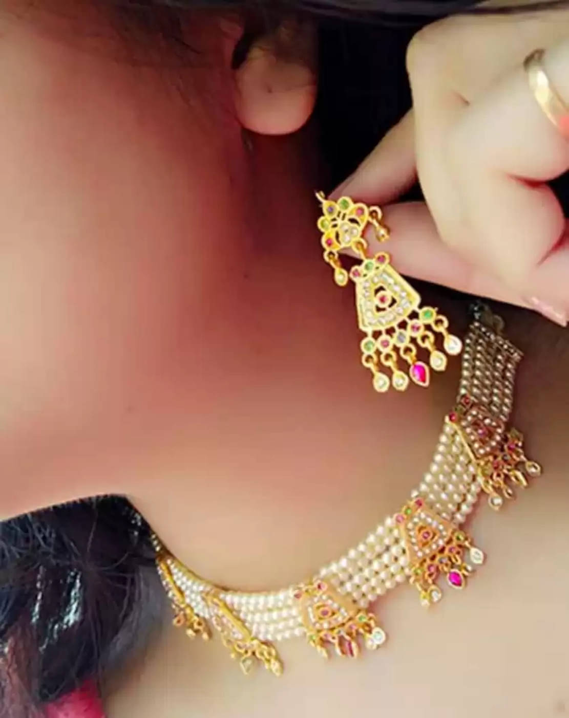     			Bhagya Lakshmi - White Alloy Necklace Set ( Pack of 1 )