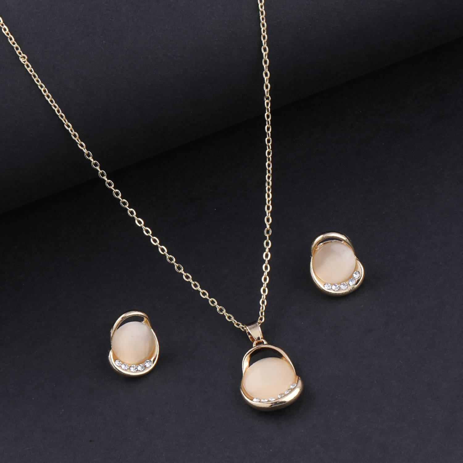 Silver Shine Alloy Golden Contemporary Contemporary/Fashion Antique Necklaces Set     			Silver Shine Alloy Golden Contemporary Contemporary/Fashion Antique Necklaces Set