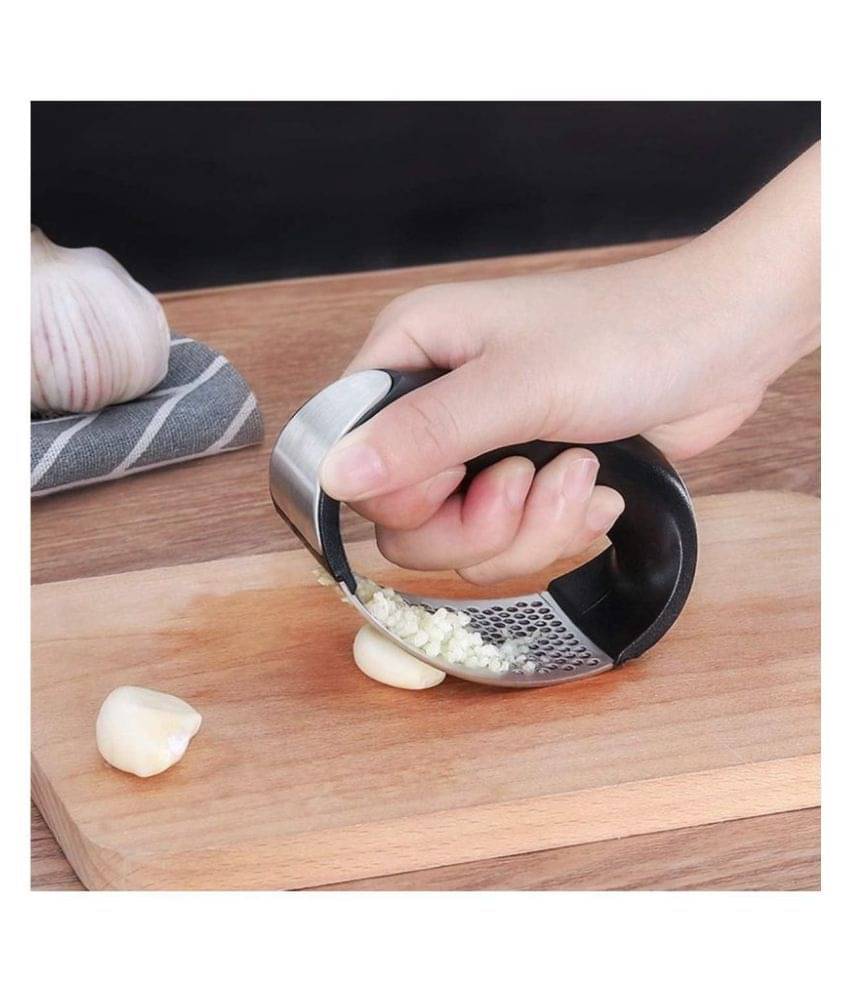     			Multi-Function Manual Portable Garlic Crusher Ginger Mincer Garlic Presser Curved Garlic Grinding Slicer (Black & Silver)