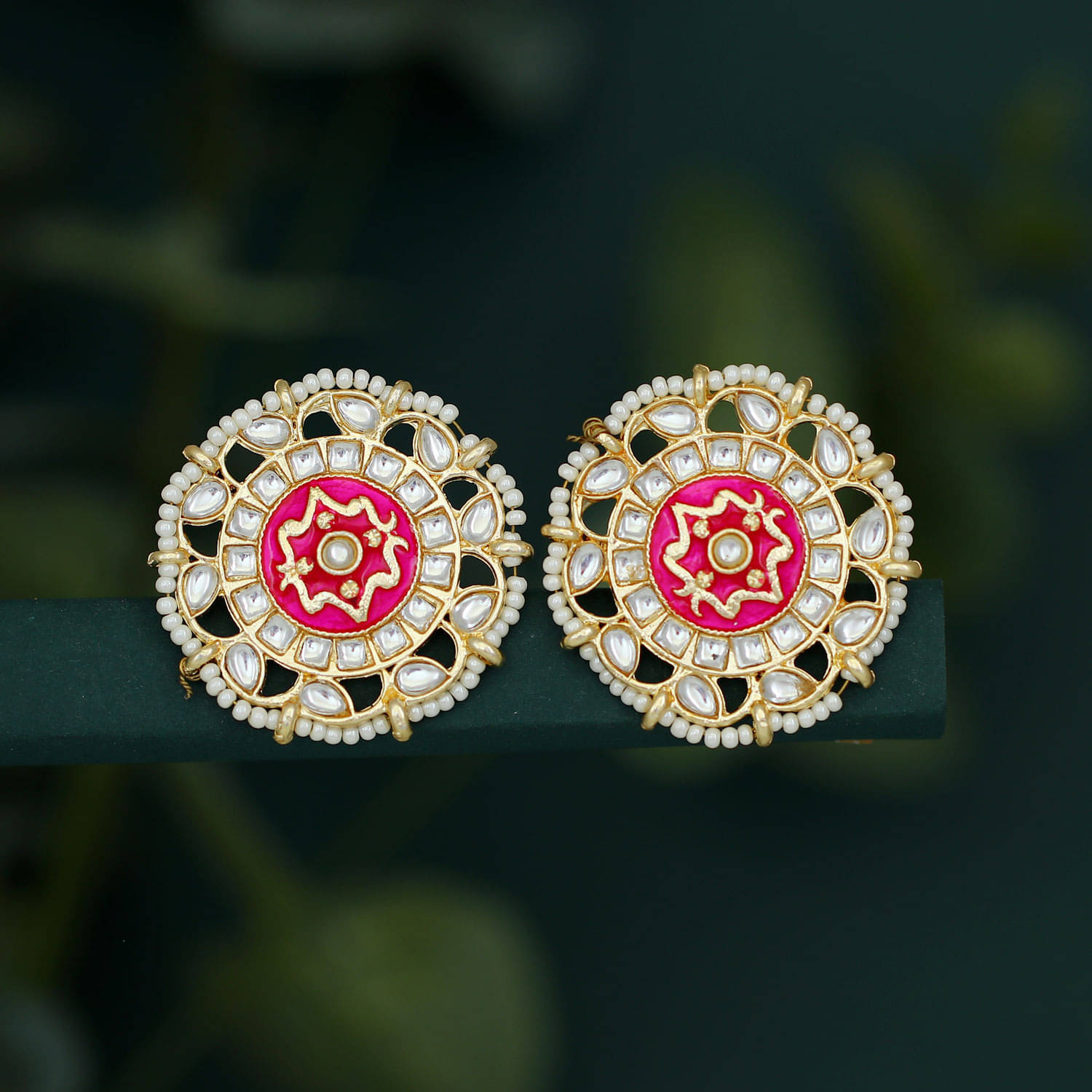     			Sukkhi Fabulous Pearl Gold Plated Kundan Meenakari Stud Earring For Women