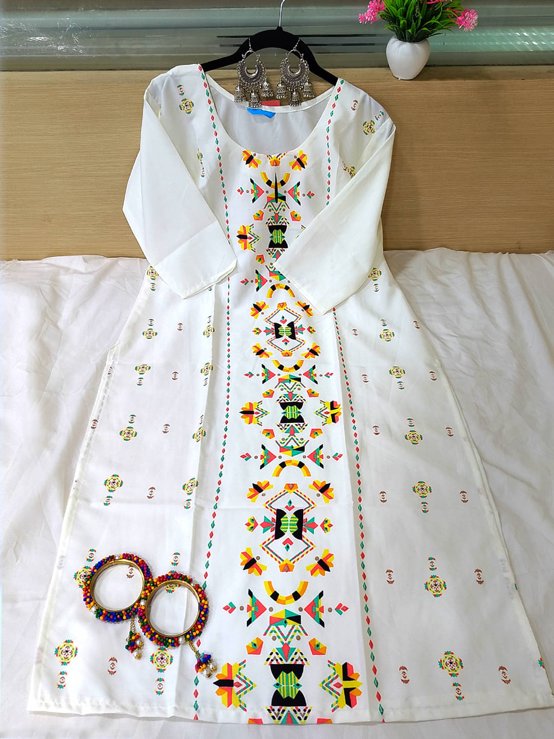 Ethnic Basket Pack of 1 Crepe Printed Straight Women's Kurti - ( White )     			Ethnic Basket Pack of 1 Crepe Printed Straight Women's Kurti - ( White )