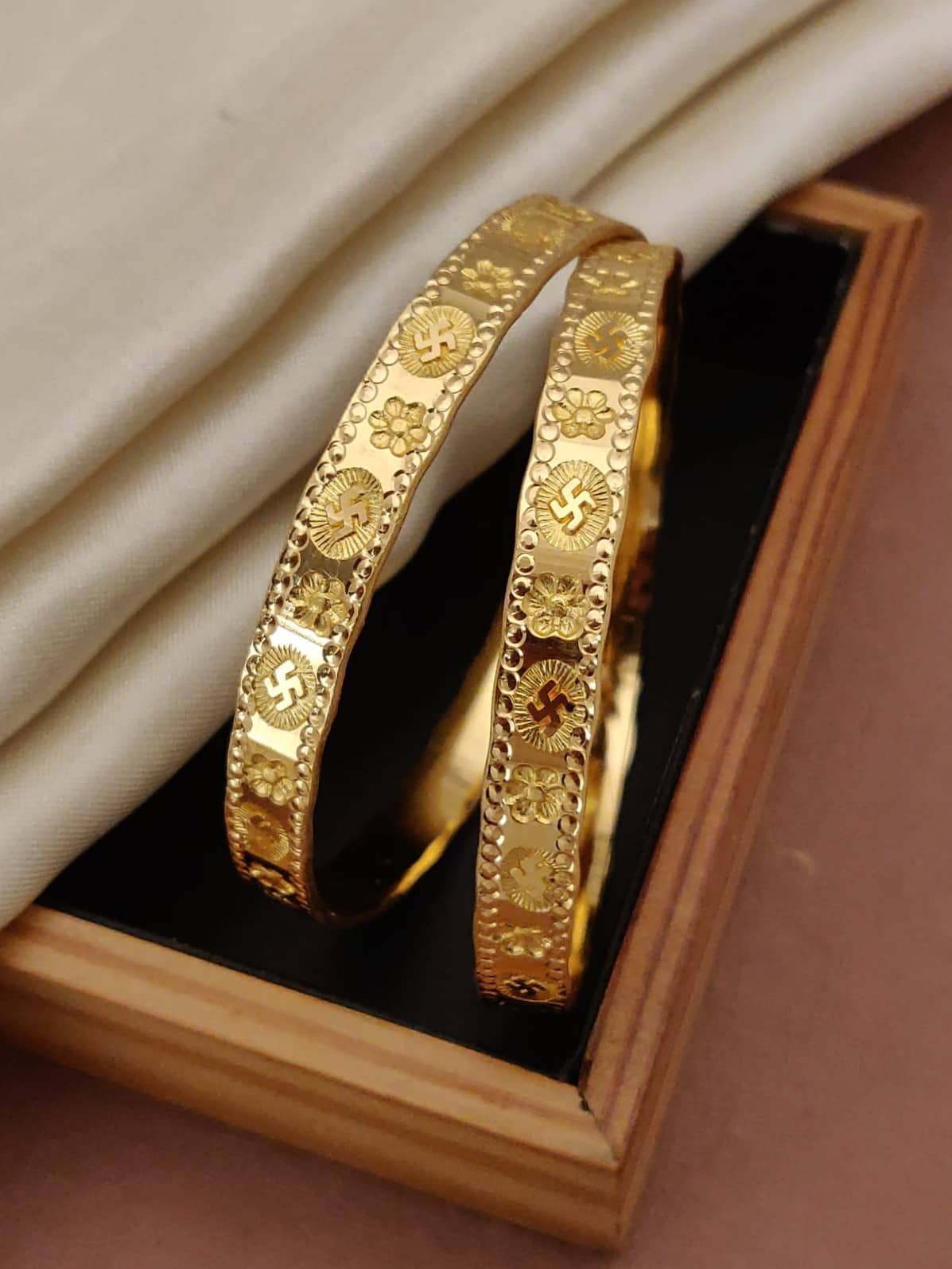 Shivay Fashion Gold Bangle Set ( Pack of 1 ) - Bangles & Bracelets | Buy online on ZillyBuy