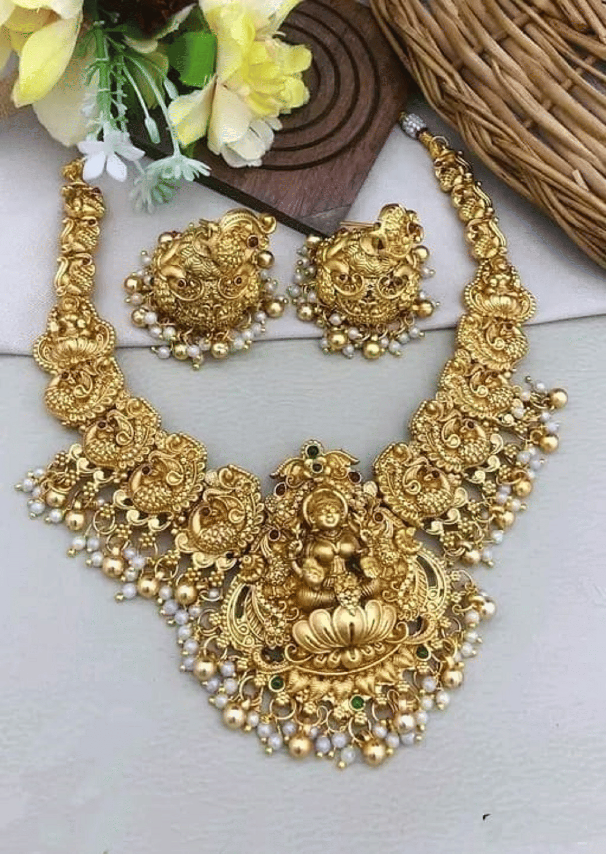 KEYMAX Golden Alloy Necklace ( Pack of 1 )