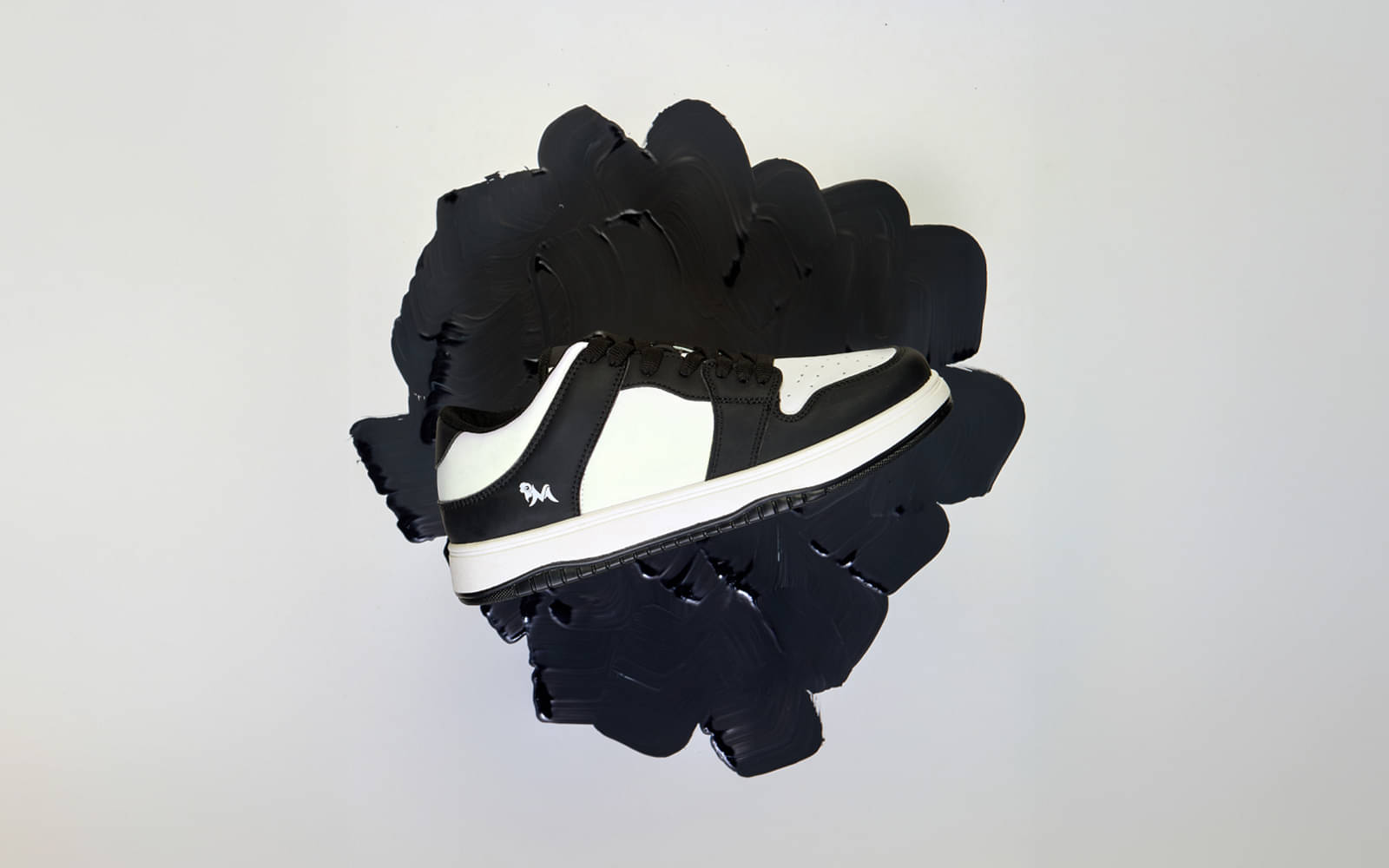     			Neemans White Men's Sneakers