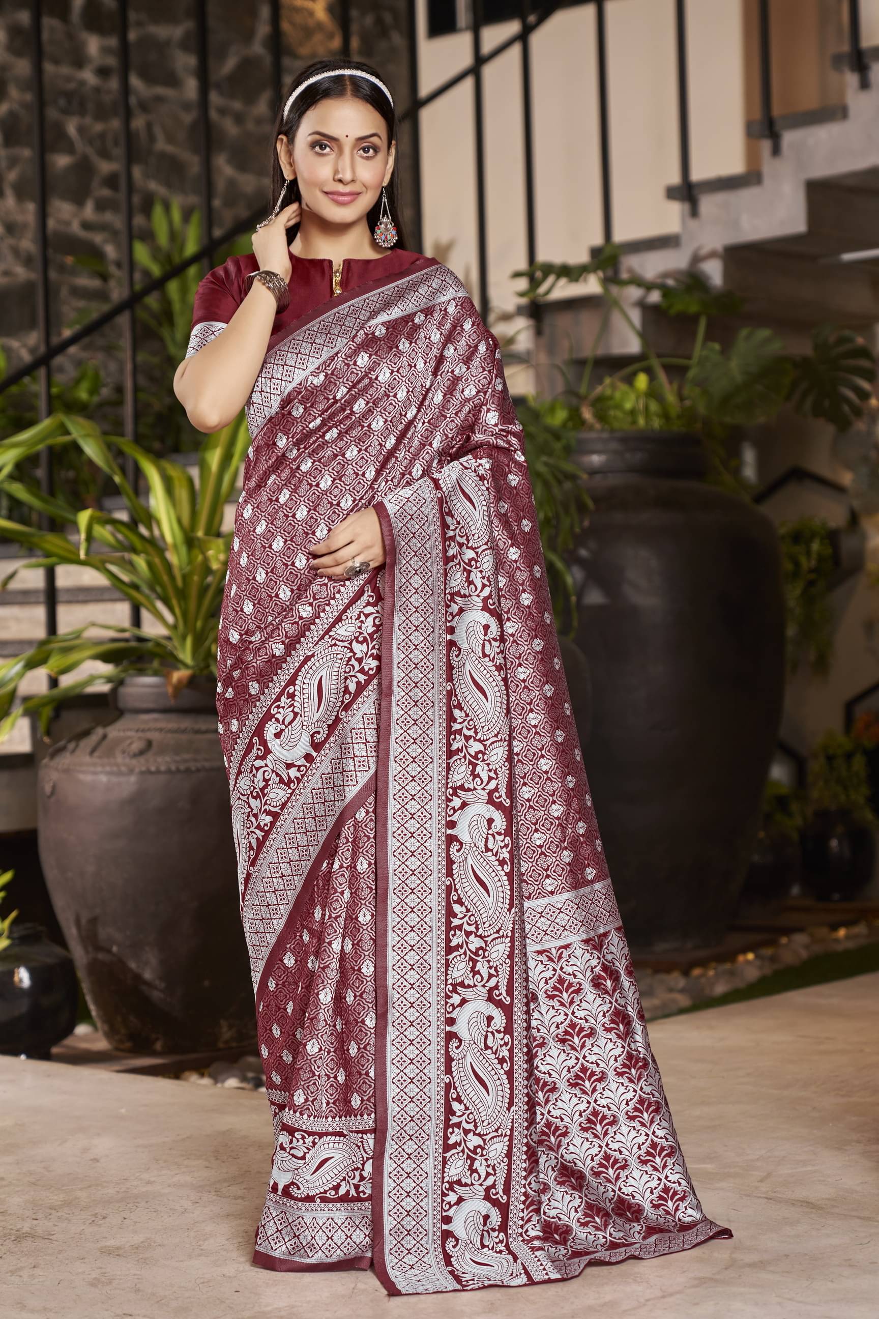     			Sariya Jacquard Woven Saree With Unstitched Blouse Piece ( Maroon )