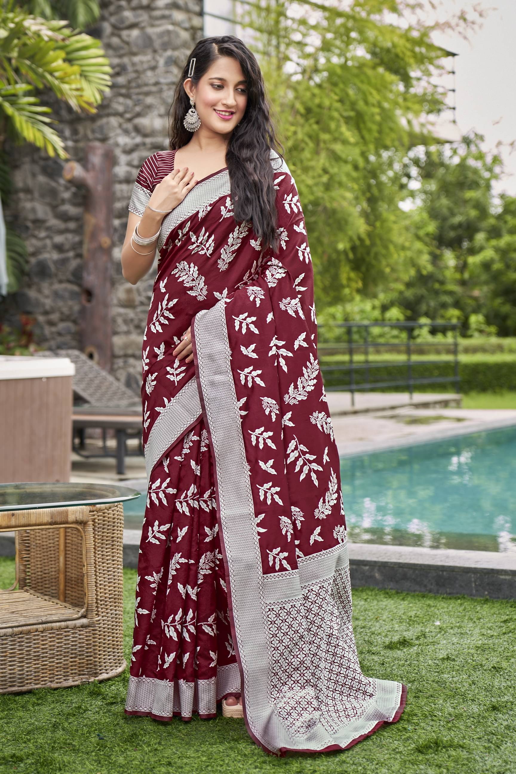     			Sariya Jacquard Woven Saree With Unstitched Blouse Piece ( Maroon )
