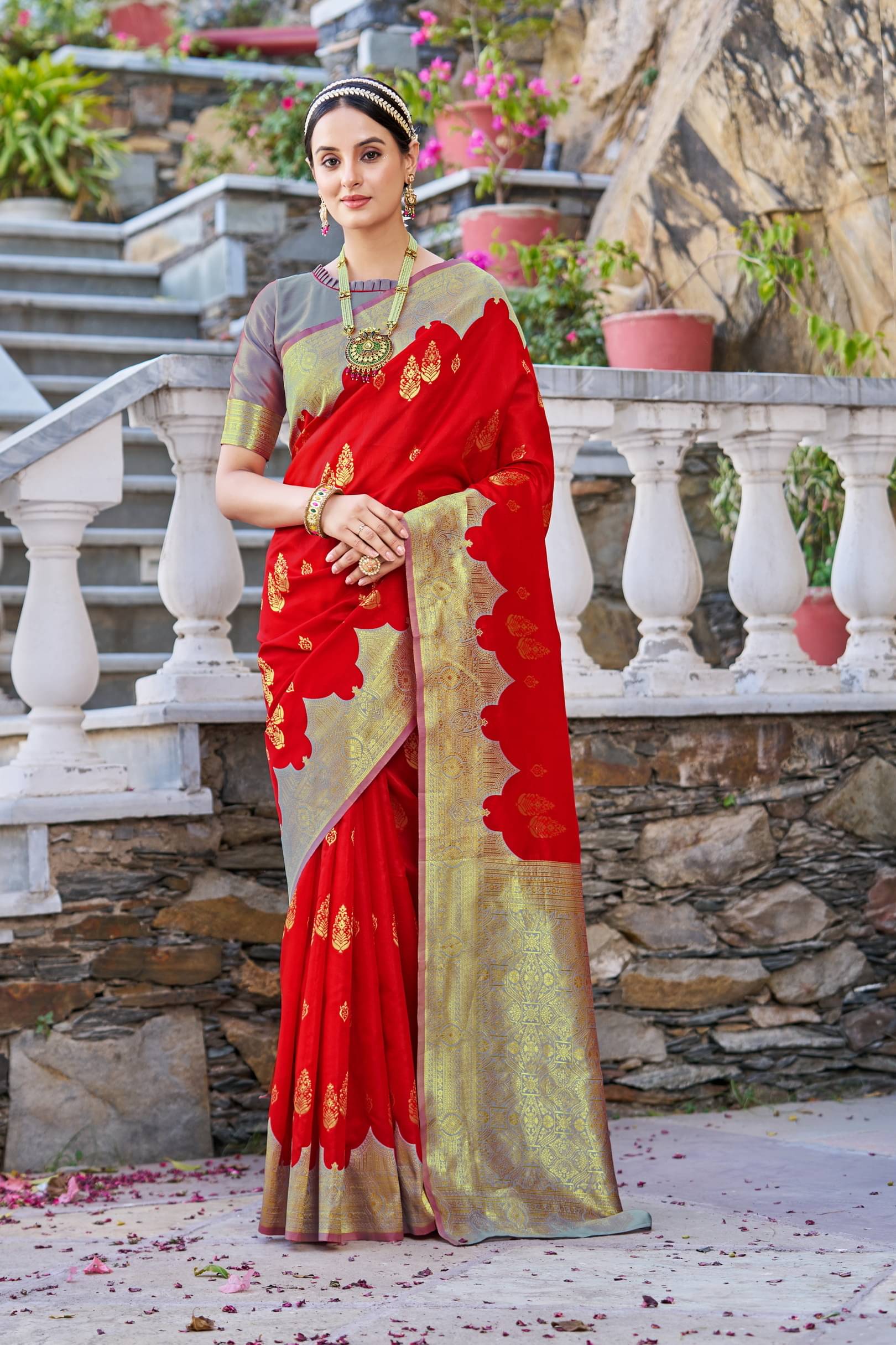 Sariya Jacquard Woven Saree With Unstitched Blouse Piece ( Grey ) Sariya Jacquard Woven Saree With Unstitched Blouse Piece ( Grey )