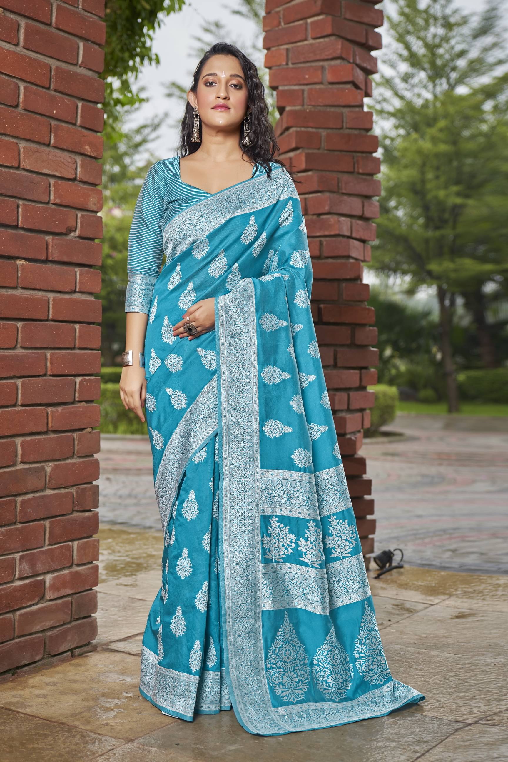 Sariya Jacquard Woven Saree With Unstitched Blouse Piece ( Blue ) Sariya Jacquard Woven Saree With Unstitched Blouse Piece ( Blue )