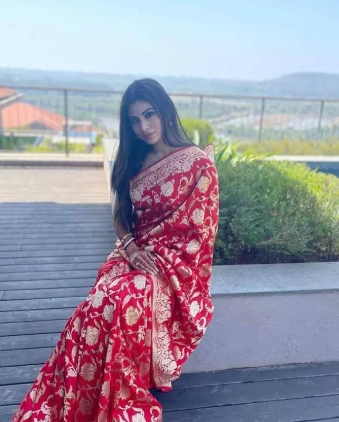     			Saadhvi Silk Woven Saree With Unstitched Blouse Piece ( Red )