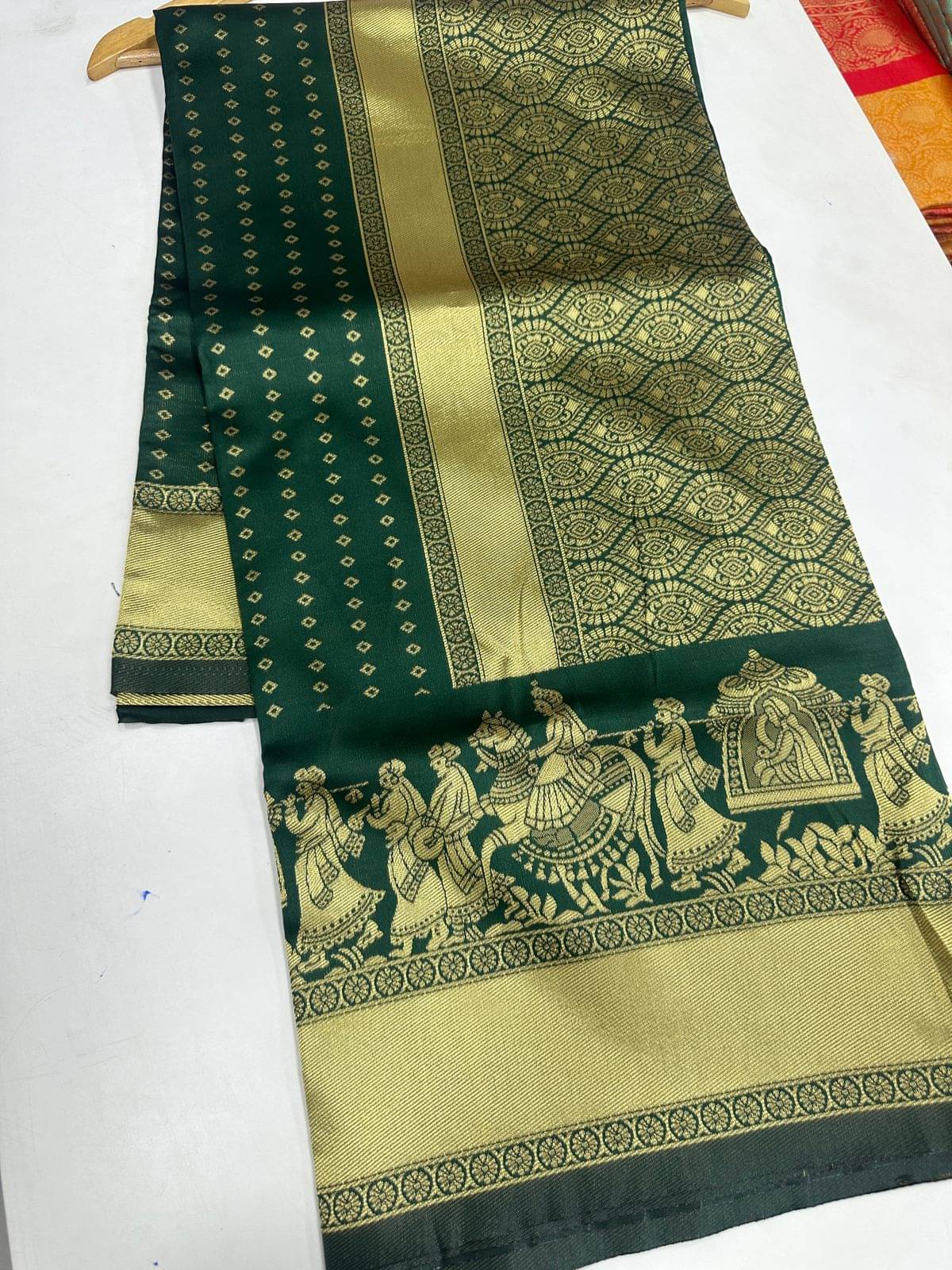     			JULEE Silk Blend Embellished Saree With Unstitched Blouse Piece ( Green )