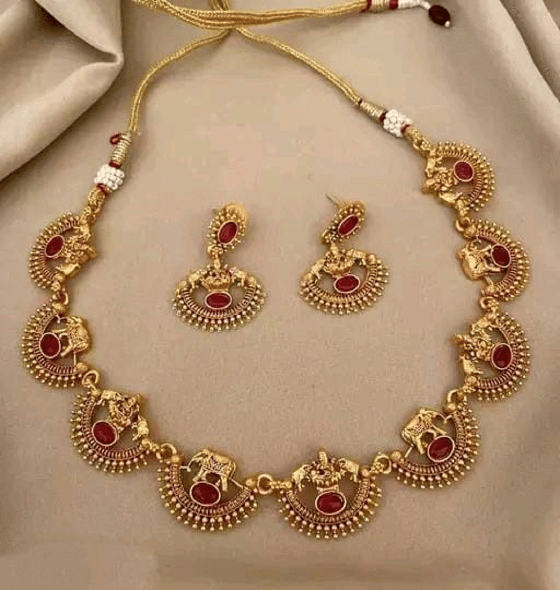     			RIENTA JWL Red Alloy Necklace Set ( Pack of 1 )
