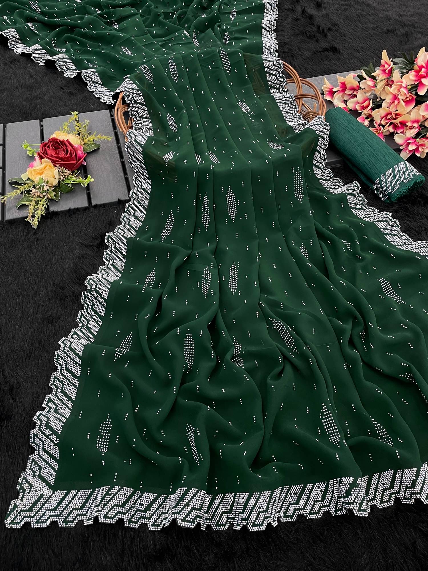     			VEERAIVA Georgette Cut Outs Saree With Unstitched Blouse Piece ( Green )
