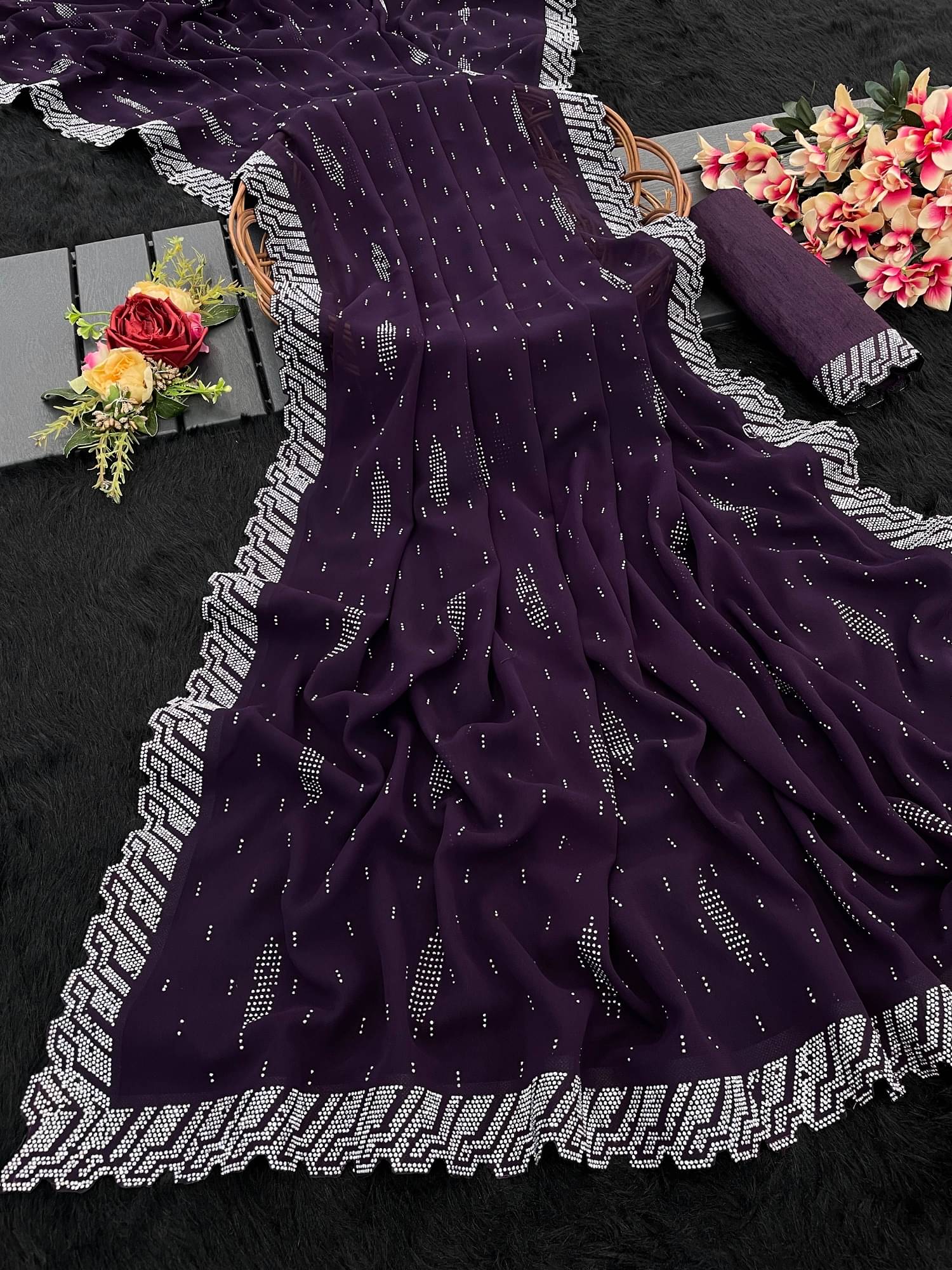     			VEERAIVA Georgette Cut Outs Saree With Unstitched Blouse Piece ( Lavender )
