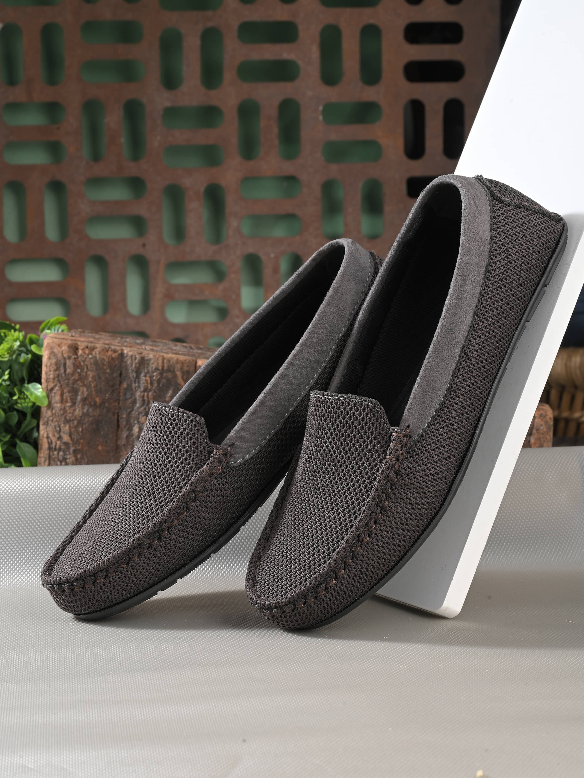     			KARADDI Gray Women's Loafers