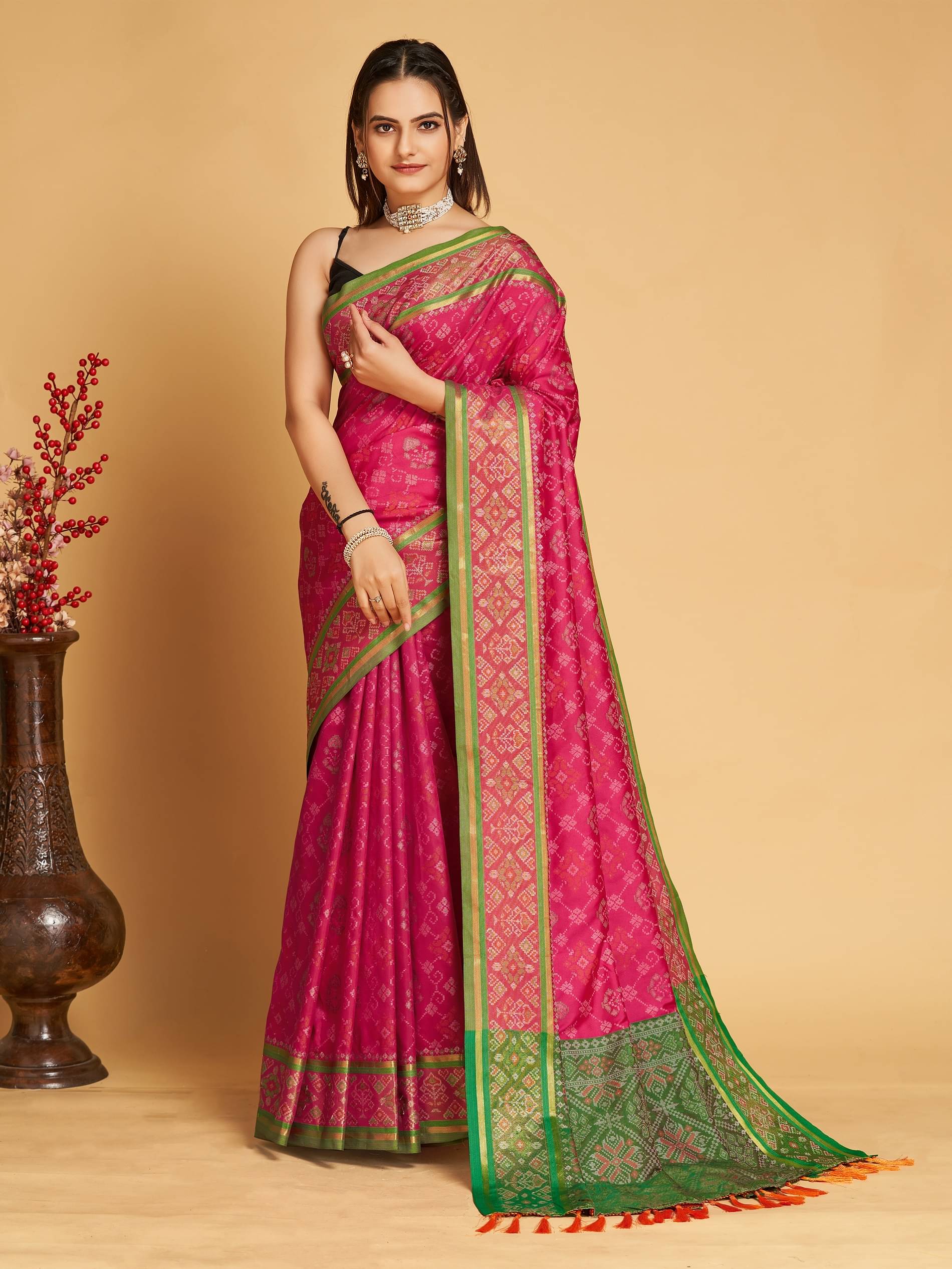     			VERVIZA Jacquard Embroidered Saree With Unstitched Blouse Piece ( Pink )