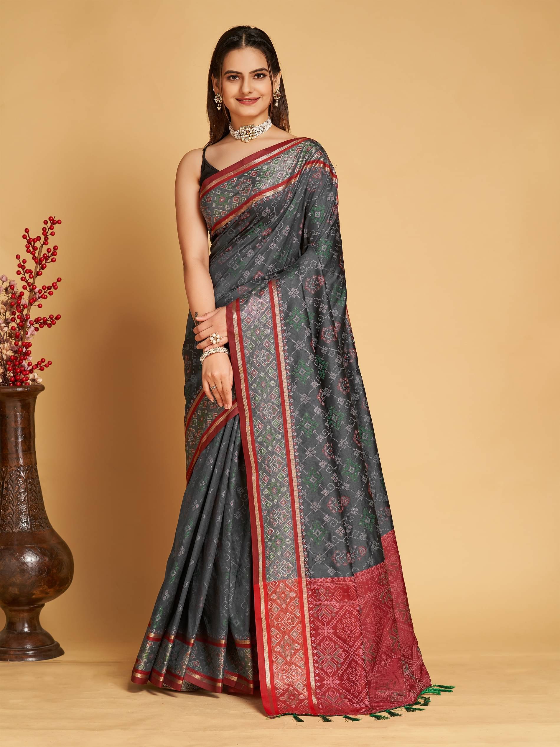     			VERVIZA Jacquard Embroidered Saree With Unstitched Blouse Piece ( Dark Grey )