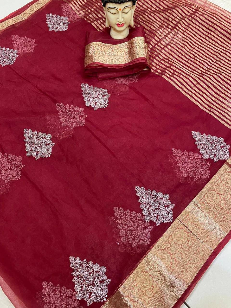     			JINAL & JINAL Organza Embroidered Saree With Unstitched Blouse Piece ( Maroon )