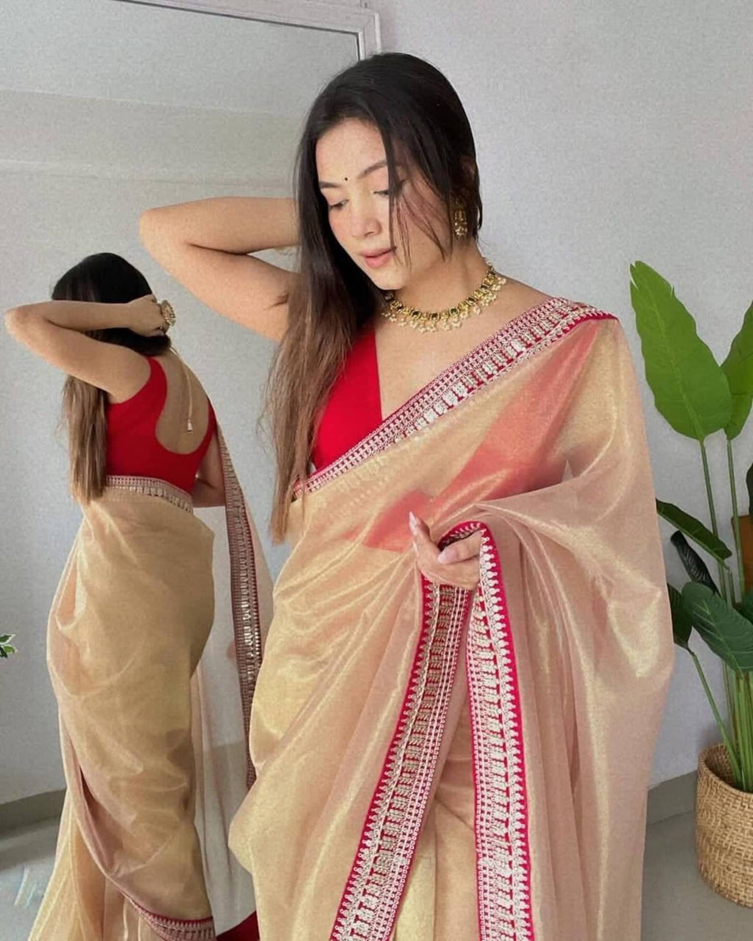     			JINAL & JINAL Organza Embellished Saree With Unstitched Blouse Piece ( Gold )