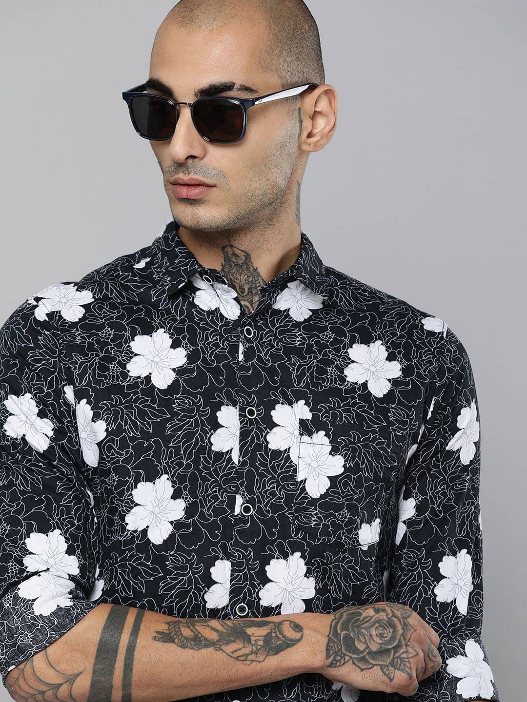     			The Indian Garage Co Men Navy Blue & White Slim Fit Floral Printed Casual Shirt