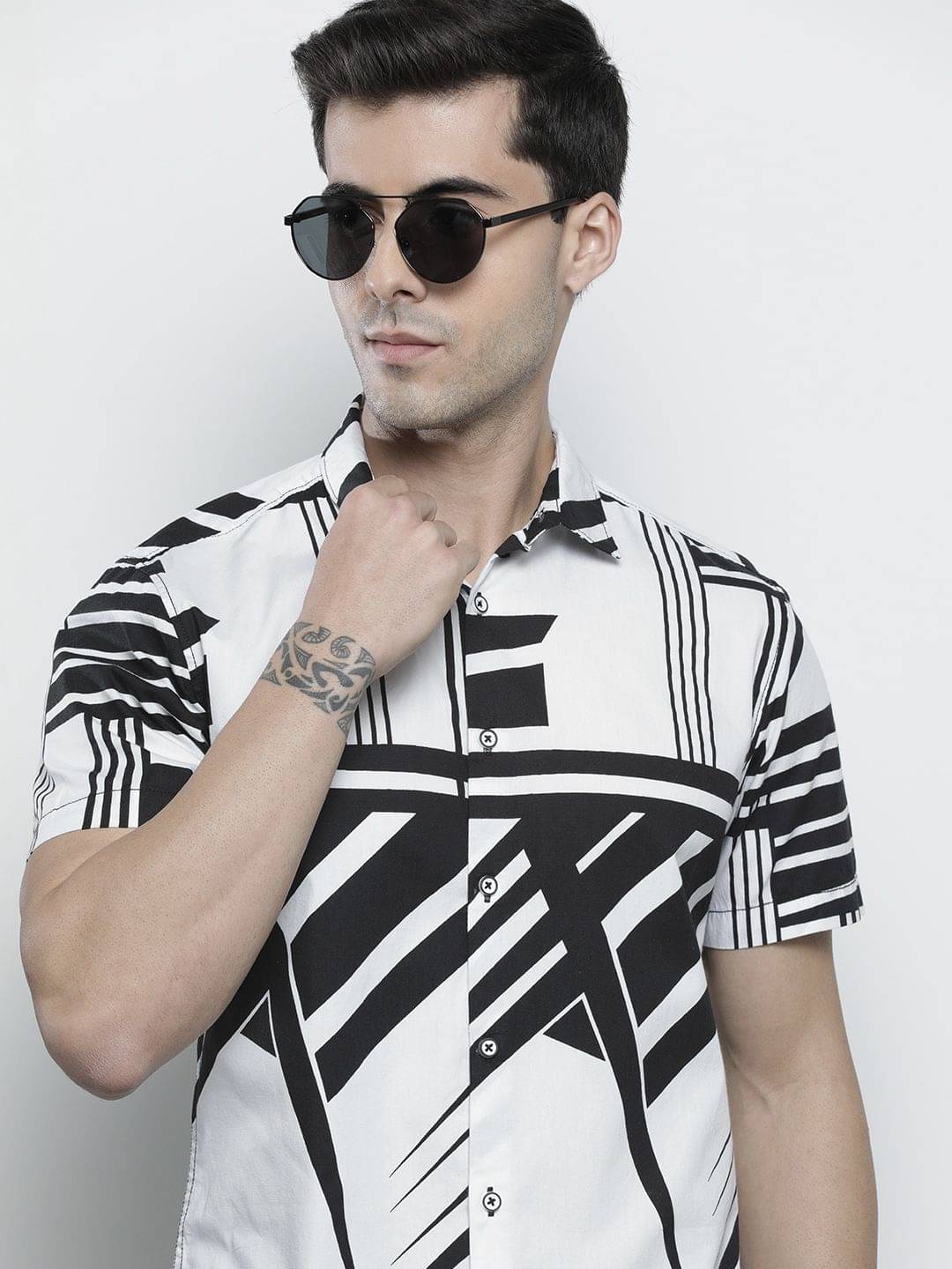     			The Indian Garage Co Men White & Black Printed Cotton Shirt
