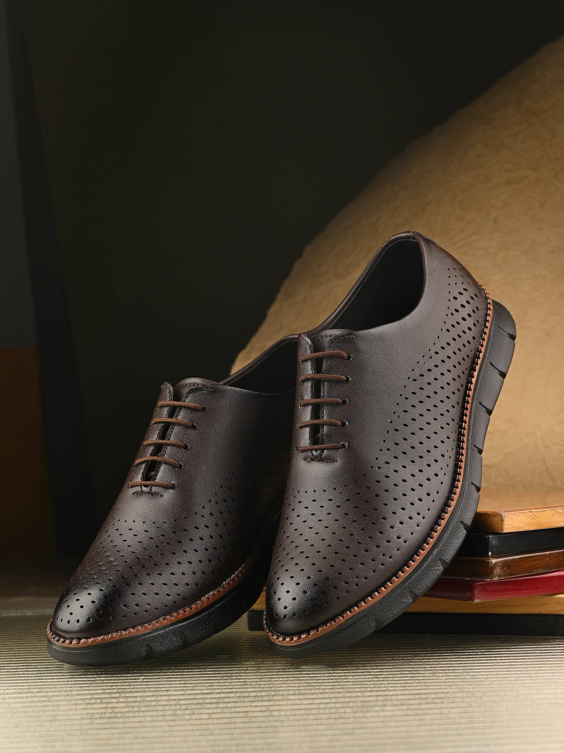     			BIZZARO Men's Brown Men's Outdoor Shoes