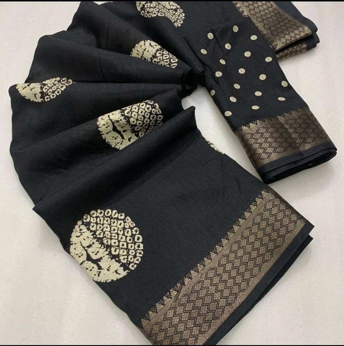 Bhuwal Fashion Cotton Printed Saree With Unstitched Blouse Piece ( Red ) - Sarees | Buy online on ZillyBuy