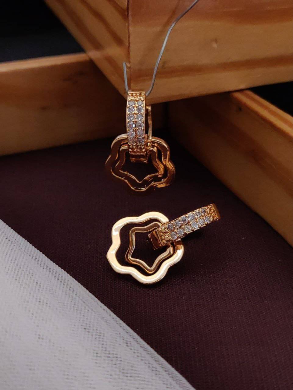     			Shivay Fashion Rose Gold Jhumki Earrings ( Pack of 1 )