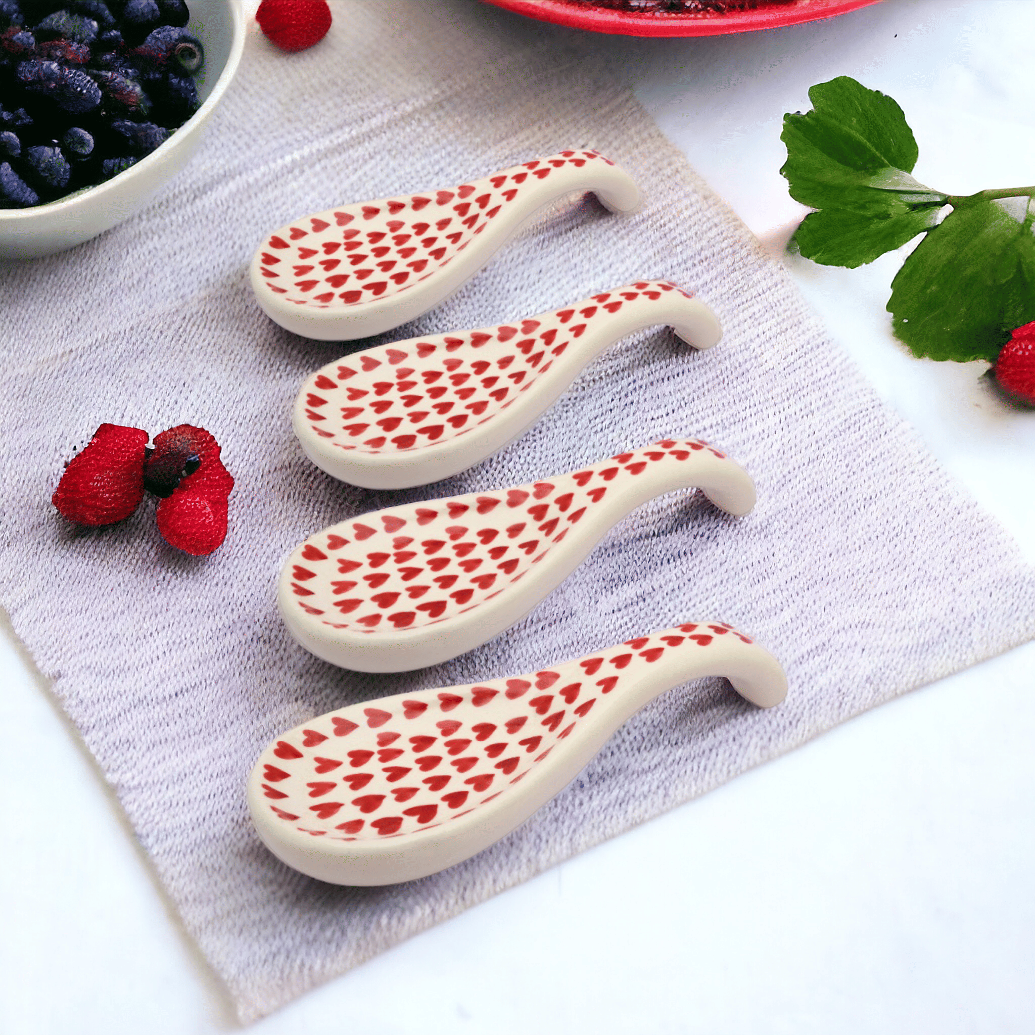     			Malaikah Rd Hrt Spoon Rest Ceramic Printed Cutlery Holder White ( Pack of 4 )