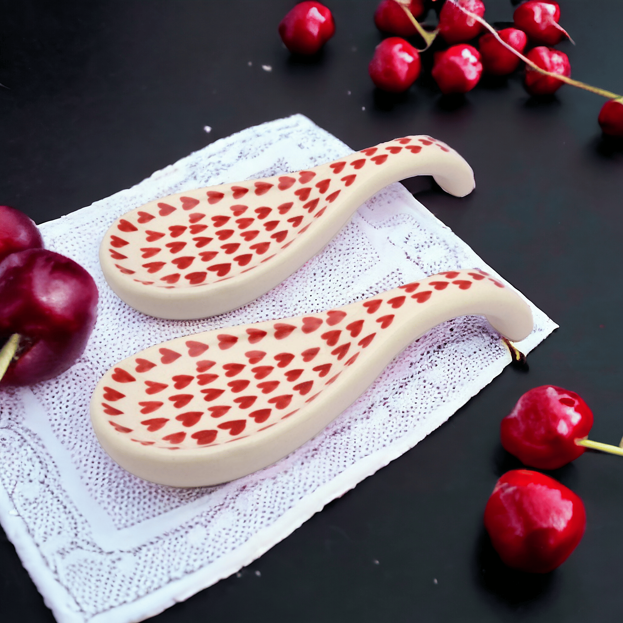     			Malaikah Rd Hrt Spoon Rest Ceramic Printed Soup Spoon White ( Pack of 2 )