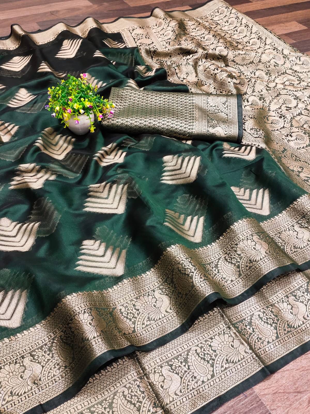 supalee Tex Organza Woven Saree With Unstitched Blouse Piece ( Green ) supalee Tex Organza Woven Saree With Unstitched Blouse Piece ( Green )