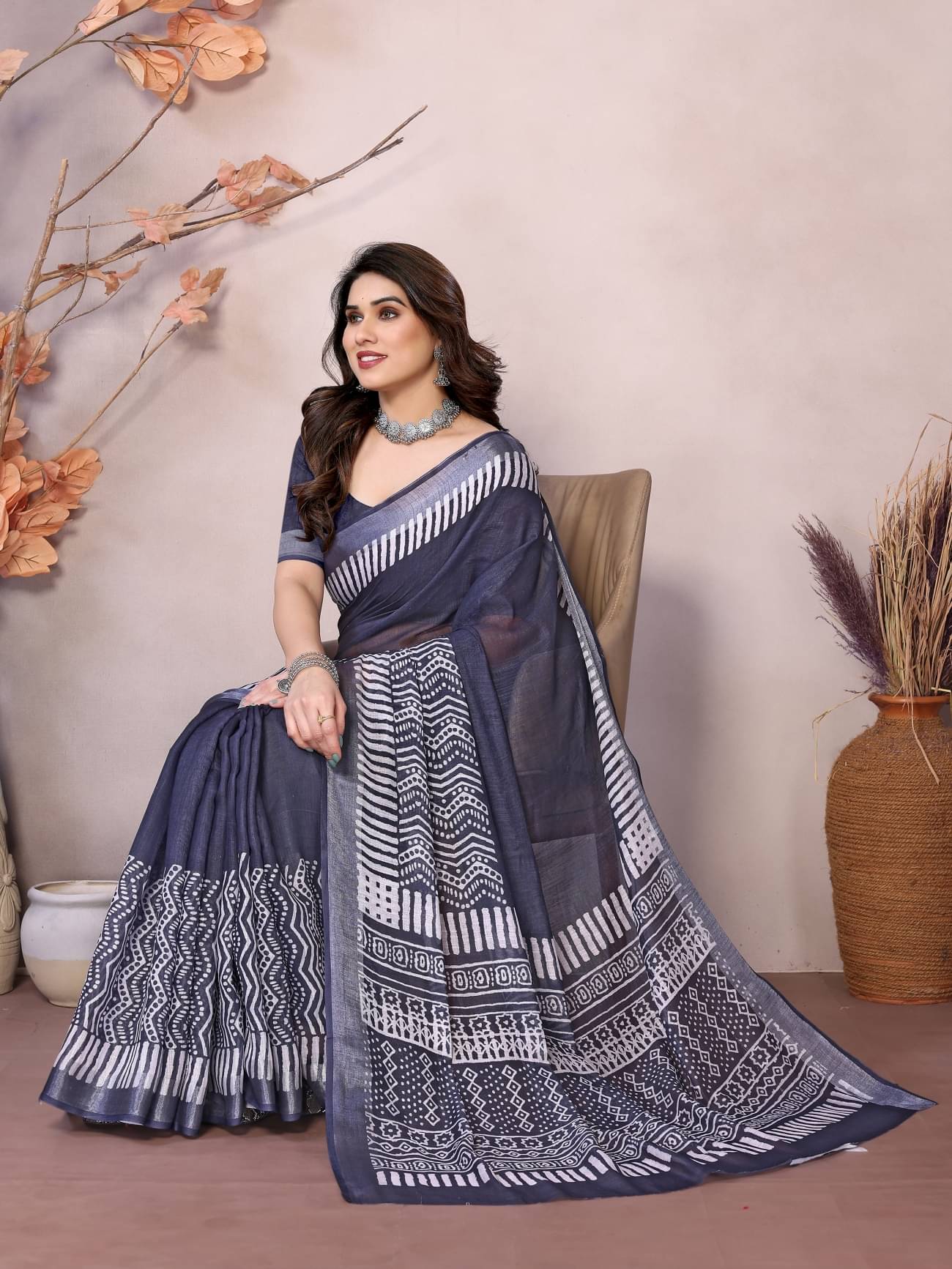     			NightBlue Linen Self Design Saree With Unstitched Blouse Piece ( Navy Blue )