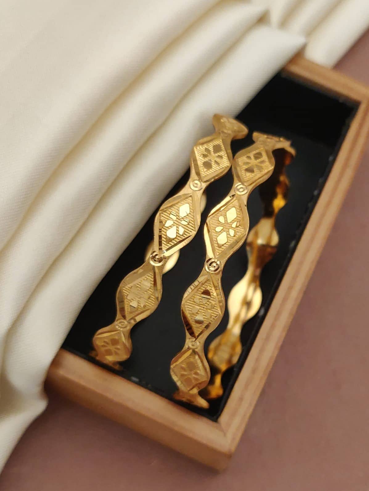 Shivay Fashion Gold Bangle Set ( Pack of 1 ) - Bangles & Bracelets | Buy online on ZillyBuy