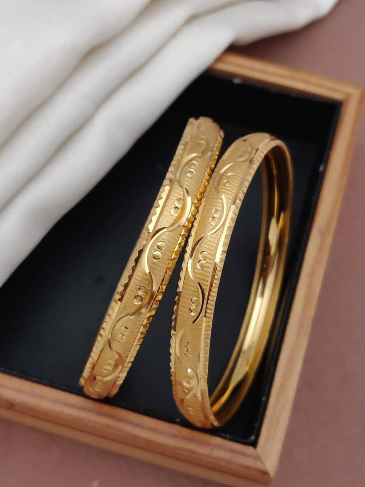 Shivay Fashion Gold Bangle Set ( Pack of 1 )     			Shivay Fashion Gold Bangle Set ( Pack of 1 )