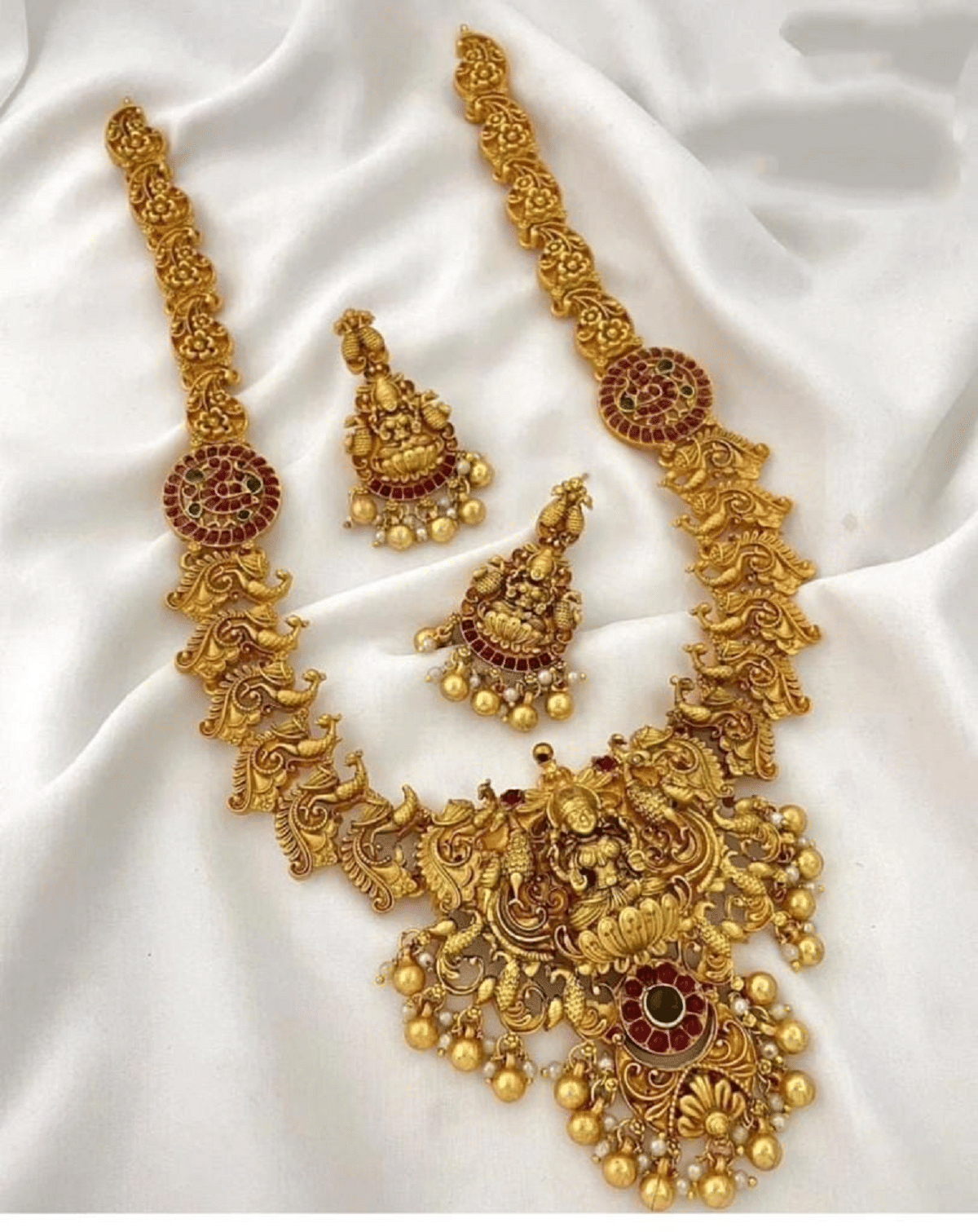     			KEYMAX Golden Alloy Necklace Set ( Pack of 1 )