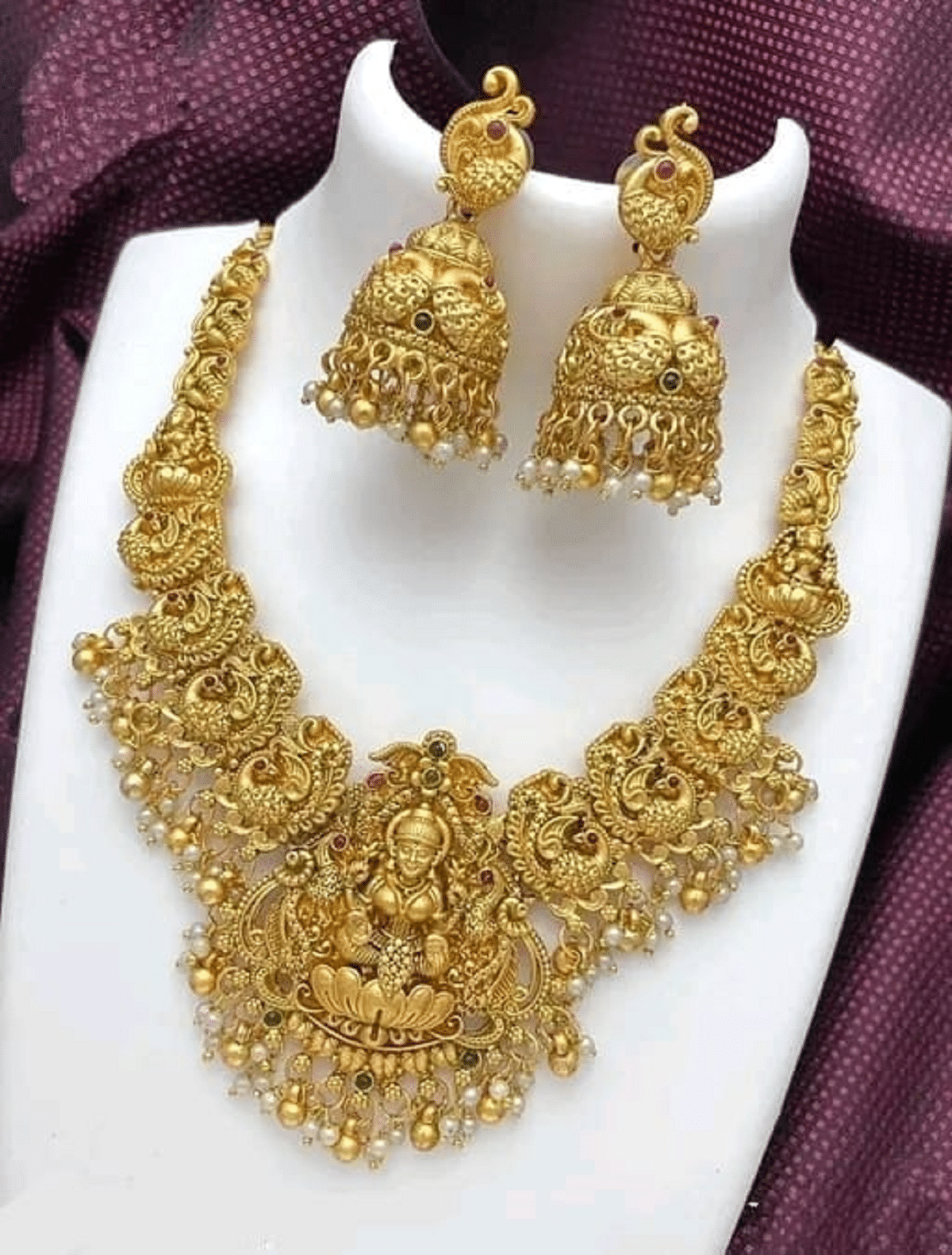     			KEYMAX Golden Alloy Necklace Set ( Pack of 1 )