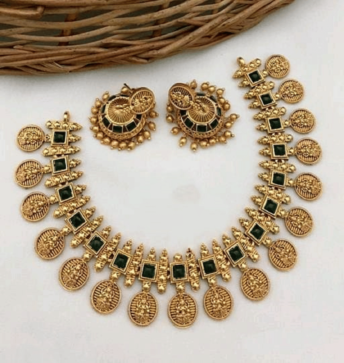 RIENTA JWL Golden Alloy Necklace Set ( Pack of 1 )