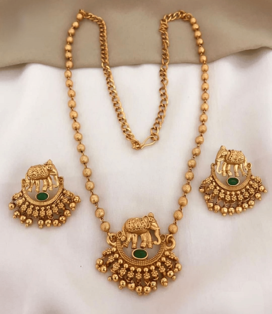 RIENTA JWL Golden Alloy Necklace Set ( Pack of 1 )