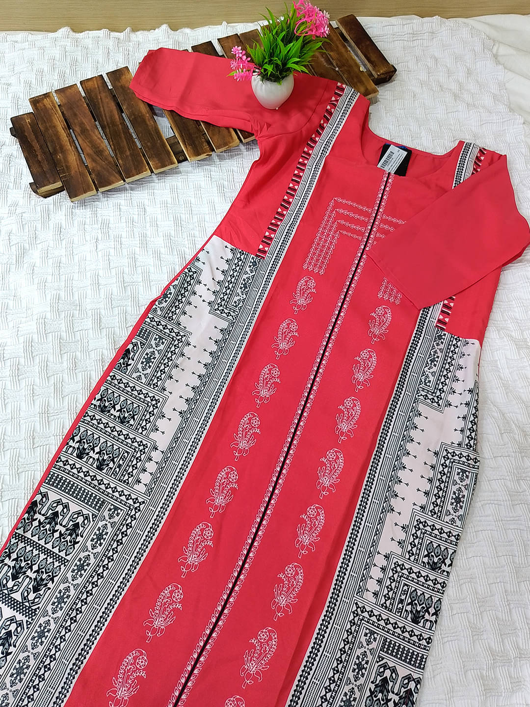 Ethnicbasket Pack of 1 Crepe Printed Straight Women's Kurti - ( Pink )     			Ethnicbasket Pack of 1 Crepe Printed Straight Women's Kurti - ( Pink )