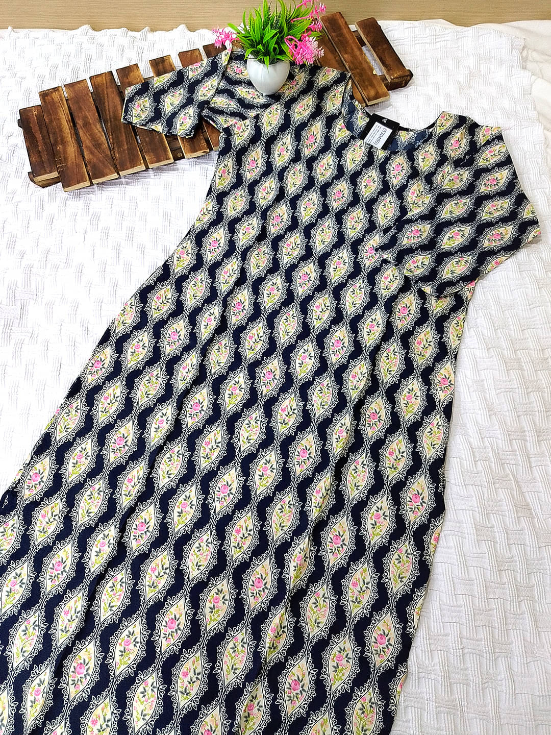     			1 Stop Fashion Pack of 1 Crepe Printed Straight Women's Kurti - ( Black )