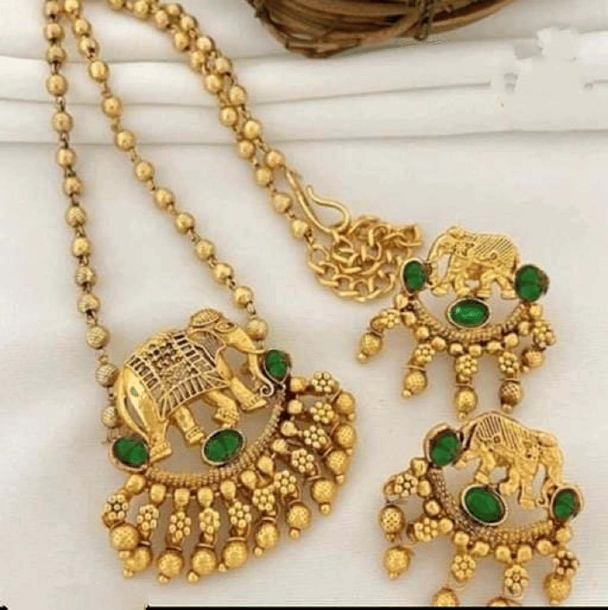 RIENTA JWL Golden Alloy Necklace Set ( Pack of 1 )