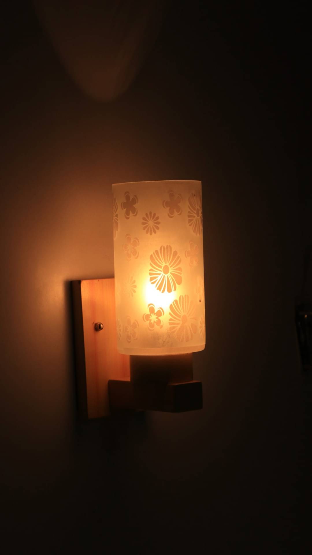     			VAGalleryKing Multicolor Up Light Wall Lamp ( Pack of 1 )