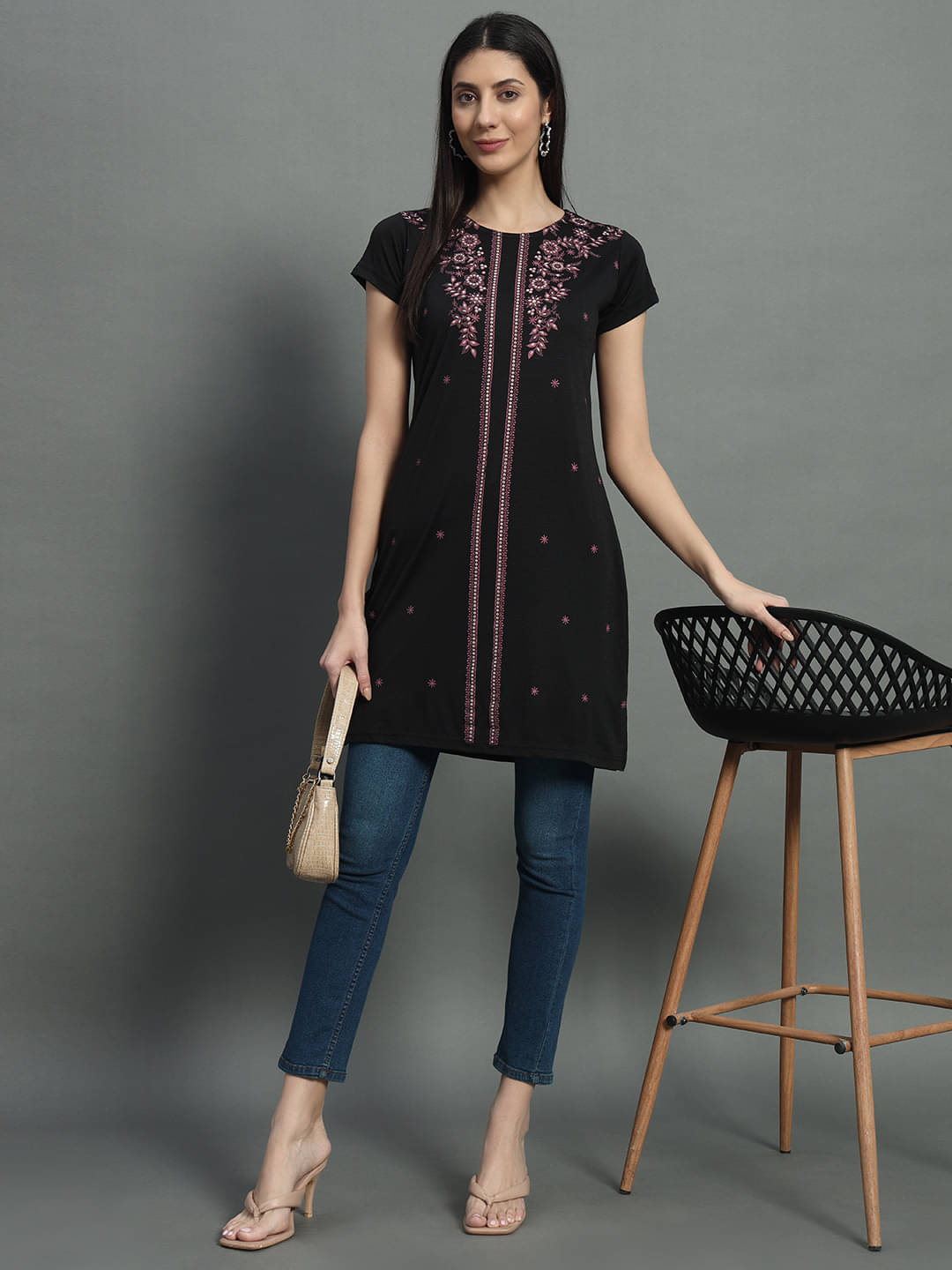 BELLAFINO Pack of 1 Cotton Blend Printed Straight Women's Kurti - ( Black ) BELLAFINO Pack of 1 Cotton Blend Printed Straight Women's Kurti - ( Black )
