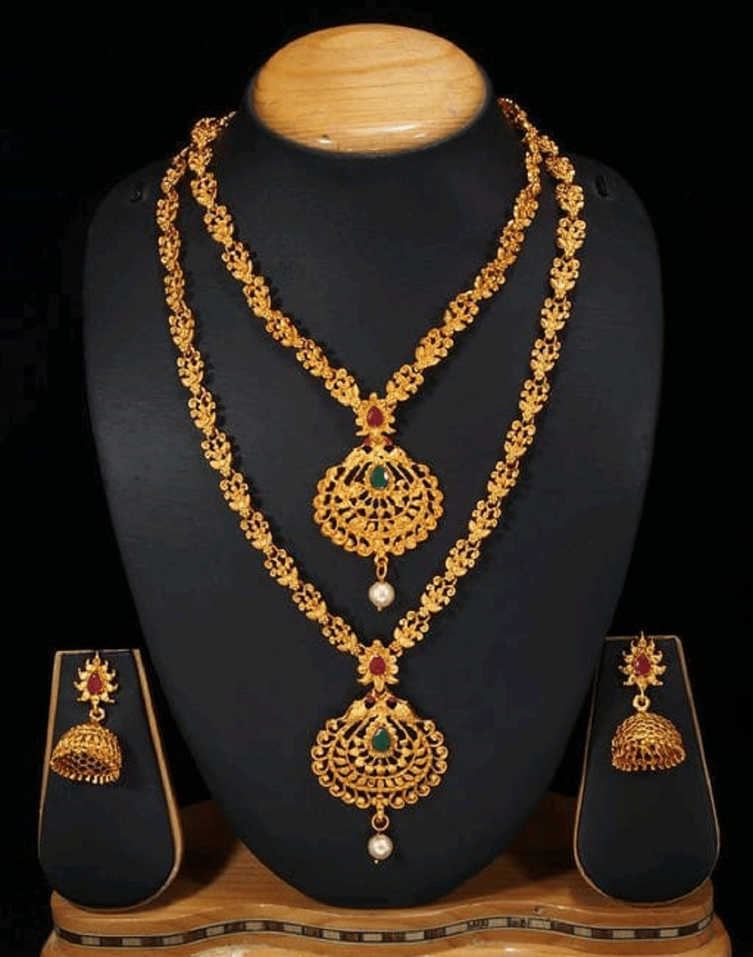     			RIENTA JWL Gold Alloy Necklace Set ( Pack of 1 )