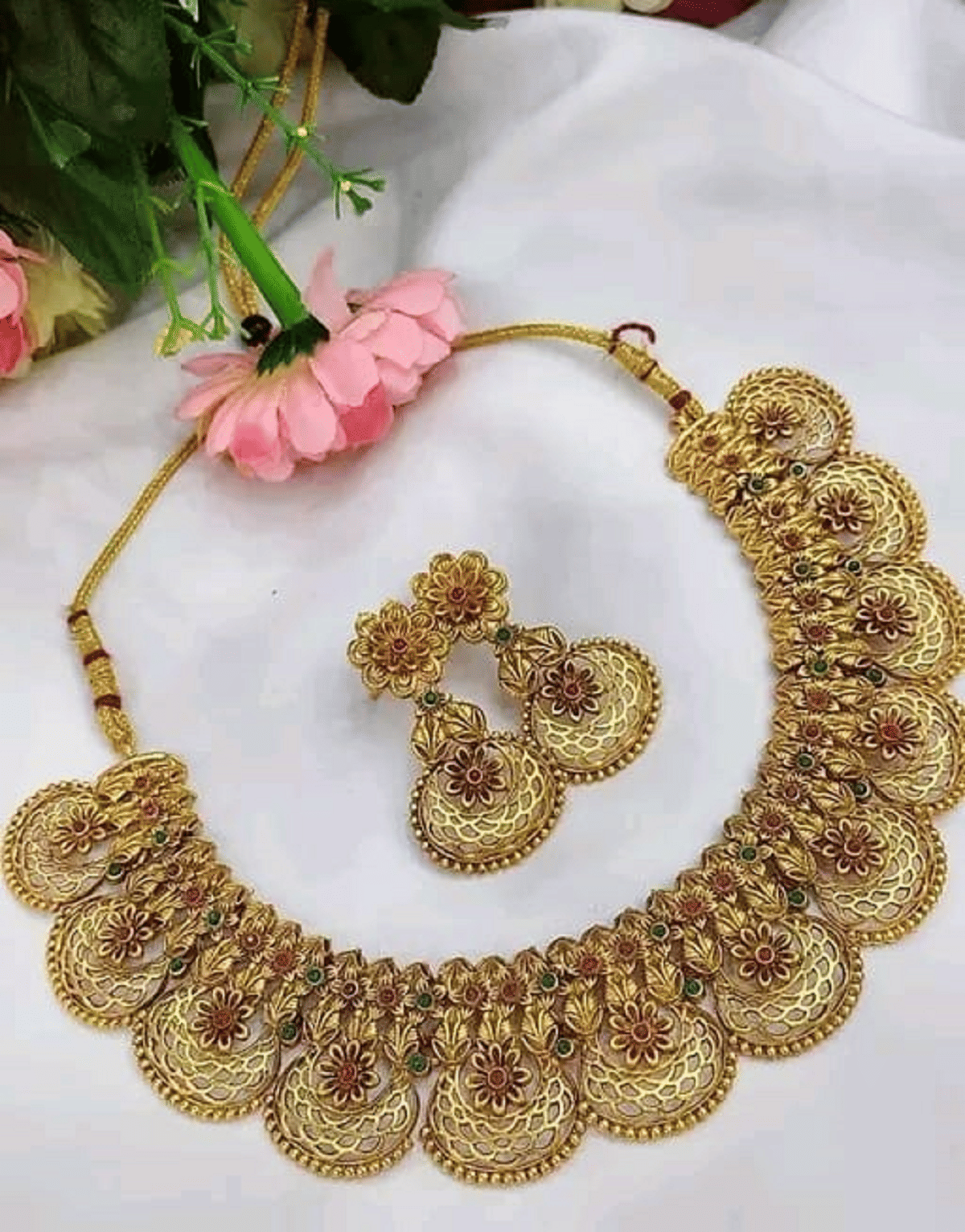 RIENTA JWL Golden Alloy Necklace Set ( Pack of 1 )