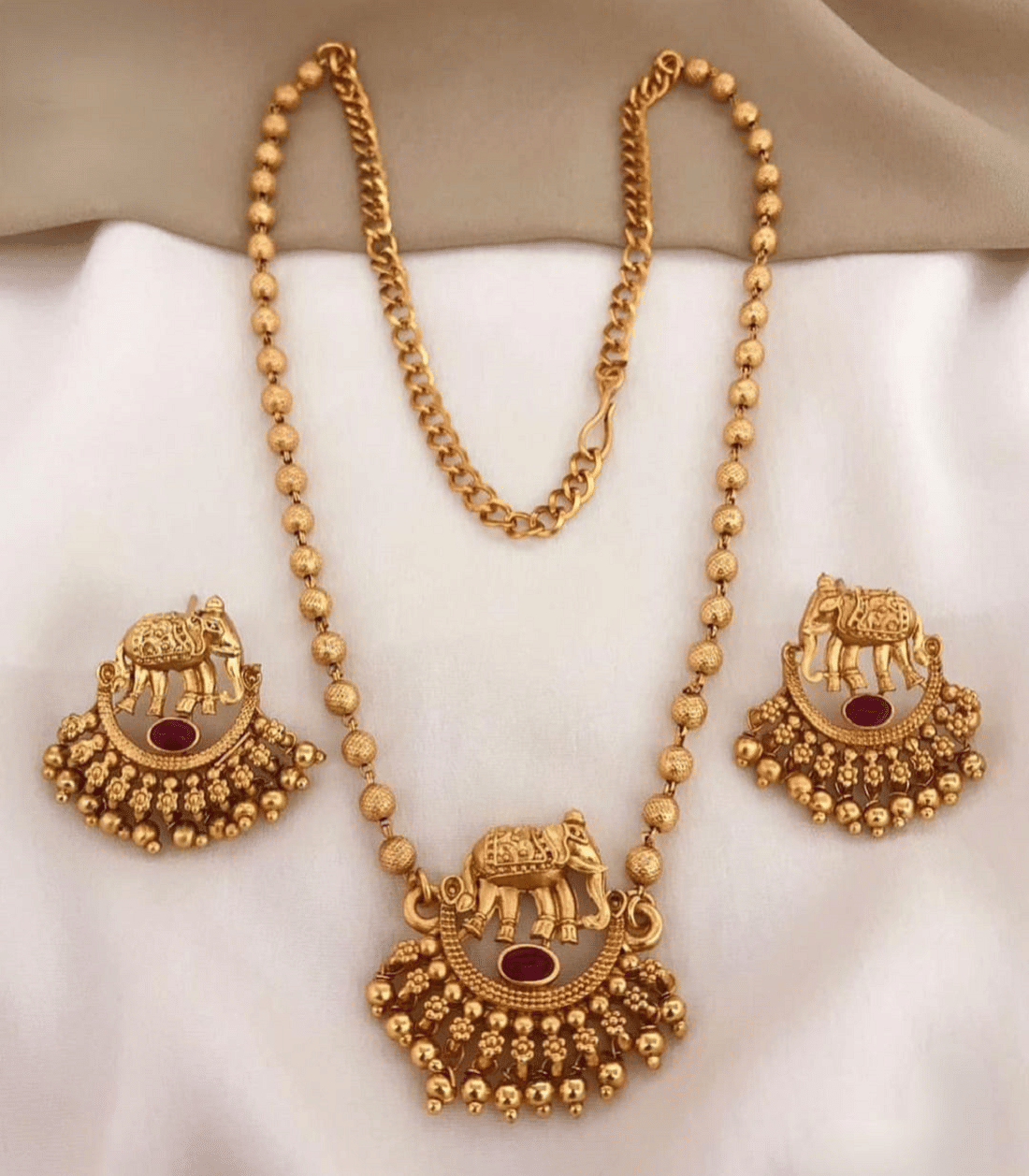 RIENTA JWL Golden Alloy Necklace Set ( Pack of 1 )