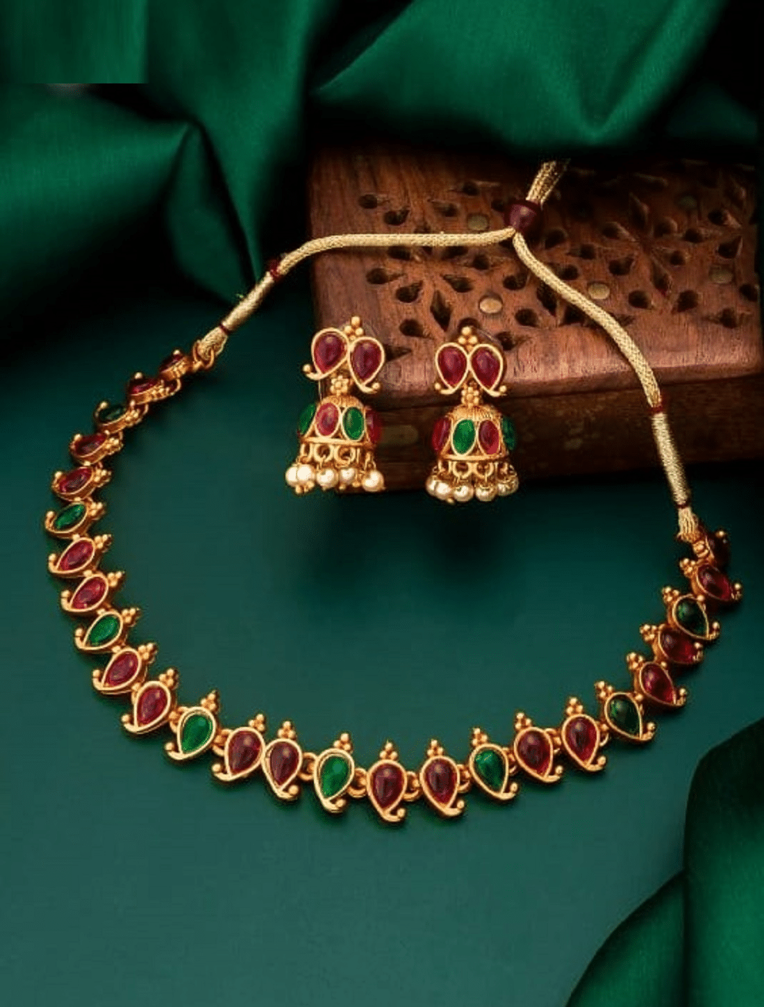     			RIENTA JWL Golden Alloy Necklace Set ( Pack of 1 )